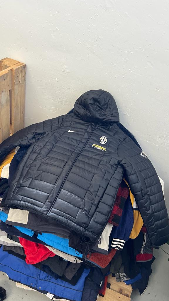 PRE-ORDER 10x Puffers vintage de marca por piezas - SP Vintage Wholesale  